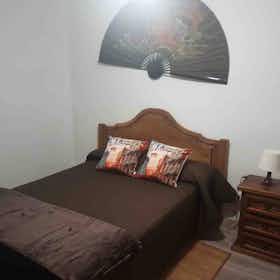 Appartement te huur voor € 2.500 per maand in Alcalá de Henares, Calle San Asturio Serrano