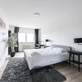 Apartment for rent for €1,995 per month in Berlin, Glockenturmstraße
