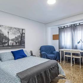 Private room for rent for €400 per month in Valencia, Avenida Amado Granell Mesado