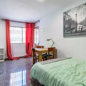 Private room for rent for €400 per month in Valencia, Calle Explorador Andrés