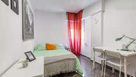 Private room for rent for €325 per month in Valencia, Calle Explorador Andrés