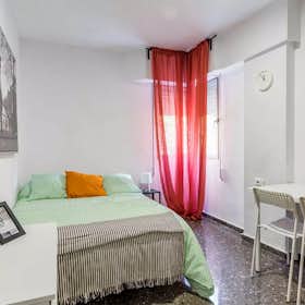 Private room for rent for €325 per month in Valencia, Calle Explorador Andrés