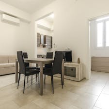 Apartment for rent for €1,500 per month in Bologna, Via San Felice