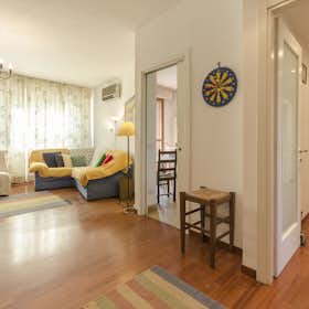 Apartment for rent for €1,900 per month in Bologna, Via Antoniotto Usodimare
