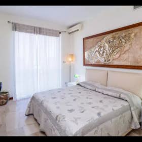 Private room for rent for €900 per month in Milan, Via Leo Longanesi