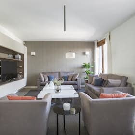Apartment for rent for €5,400 per month in Barcelona, Carrer de Casp