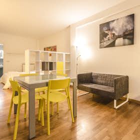 Apartment for rent for €1,400 per month in Bologna, Via San Felice
