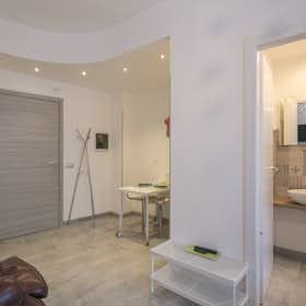 Studio for rent for €780 per month in Milan, Via Cristoforo Gluck