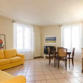 Apartment for rent for €1,900 per month in Bologna, Via Avesella