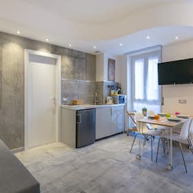 Apartment for rent for €1,290 per month in Milan, Via Gianfranco Zuretti