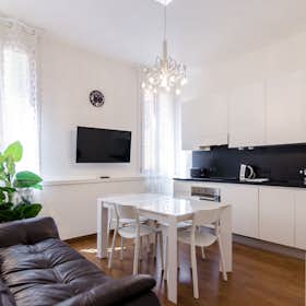 Apartment for rent for €2,300 per month in Bologna, Via Broccaindosso