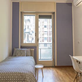 Shared room for rent for €690 per month in Milan, Viale Campania