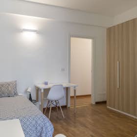 Shared room for rent for €990 per month in Milan, Viale Campania