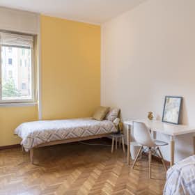 Shared room for rent for €990 per month in Milan, Viale Campania