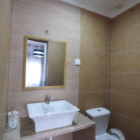 Отдельная комната сдается в аренду за 400 € в месяц в Lourinhã, Rua dos Touritas