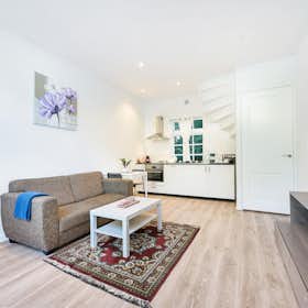 Casa for rent for € 1.350 per month in The Hague, Javastraat