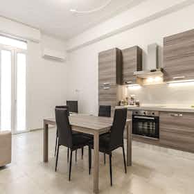 Apartment for rent for €1,800 per month in Bologna, Via San Felice