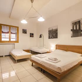 Apartment for rent for €1,700 per month in Bologna, Via del Carro