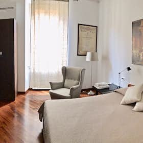 Apartment for rent for €2,500 per month in Milan, Via Solferino