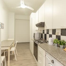 Appartement te huur voor € 1.392 per maand in Milan, Via Pantigliate