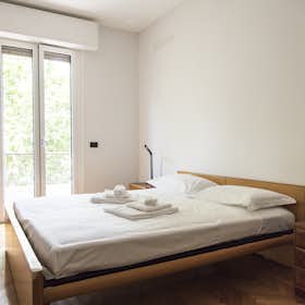 Apartment for rent for €2,035 per month in Milan, Via Giovanni Pezzotti