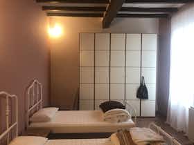 Private room for rent for €750 per month in Parma, Strada Aurelio Saffi