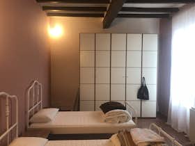 私人房间 正在以 €750 的月租出租，其位于 Parma, Strada Aurelio Saffi