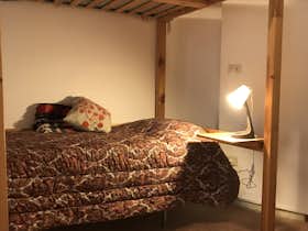 私人房间 正在以 €350 的月租出租，其位于 Parma, Strada Aurelio Saffi