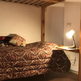 Отдельная комната сдается в аренду за 350 € в месяц в Parma, Strada Aurelio Saffi