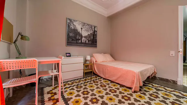 Private room in Calle Guadalaviar, Valencia (992551) room image 2