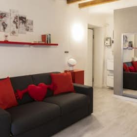Studio for rent for €1,965 per month in Milan, Via Federico Confalonieri