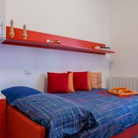 Apartment for rent for €1,770 per month in Milan, Via Antonio da Saluzzo