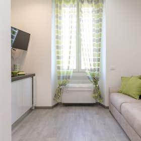 Studio for rent for €1,965 per month in Milan, Via Vespri Siciliani