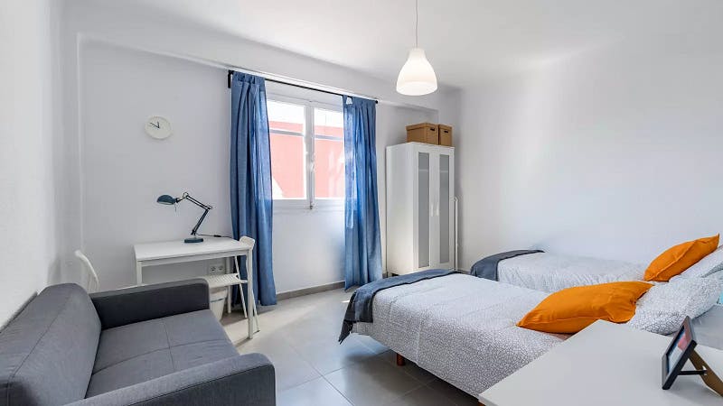 Private room for rent for €425 per month in Valencia, Carrer Justo Vilar