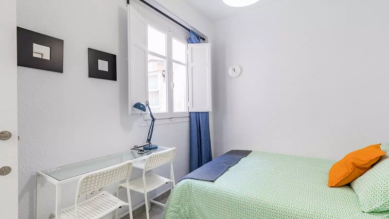 Private room for rent for €350 per month in Valencia, Carrer Justo Vilar
