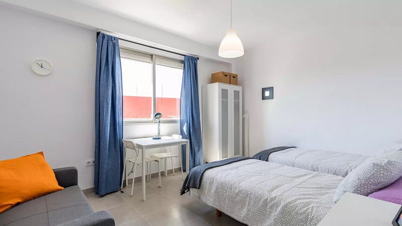 Private room for rent for €425 per month in Valencia, Carrer Justo Vilar