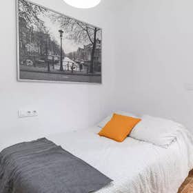 Private room for rent for €350 per month in Valencia, Carrer Justo Vilar