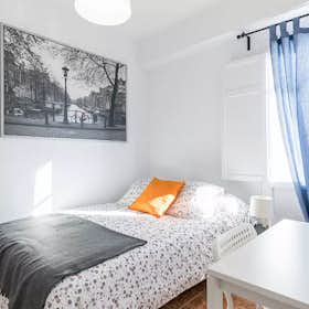 Private room for rent for €375 per month in Valencia, Carrer Justo Vilar