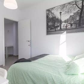 Private room for rent for €325 per month in Valencia, Carrer Justo Vilar