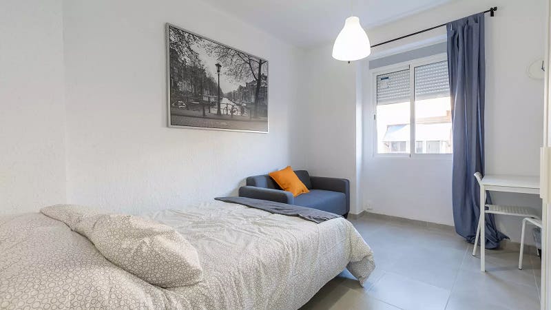 Private room for rent for €325 per month in Valencia, Carrer Justo Vilar