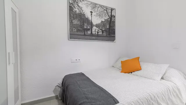 Private room in Carrer Justo Vilar, Valencia (995884) room image 2
