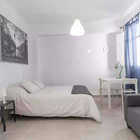 Private room for rent for €400 per month in Valencia, Carrer Justo Vilar