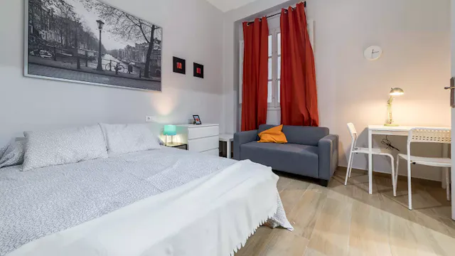 Private room in Calle Pintor Benedito, Valencia (996740) room image 1