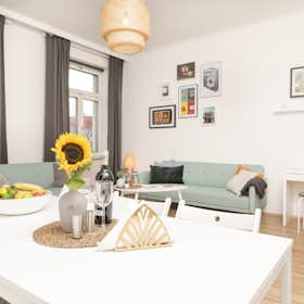 Apartment for rent for €3,906 per month in Vienna, Döblinger Gürtel
