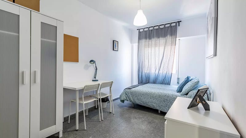 Private room for rent for €375 per month in Valencia, Carrer Riu Ebre