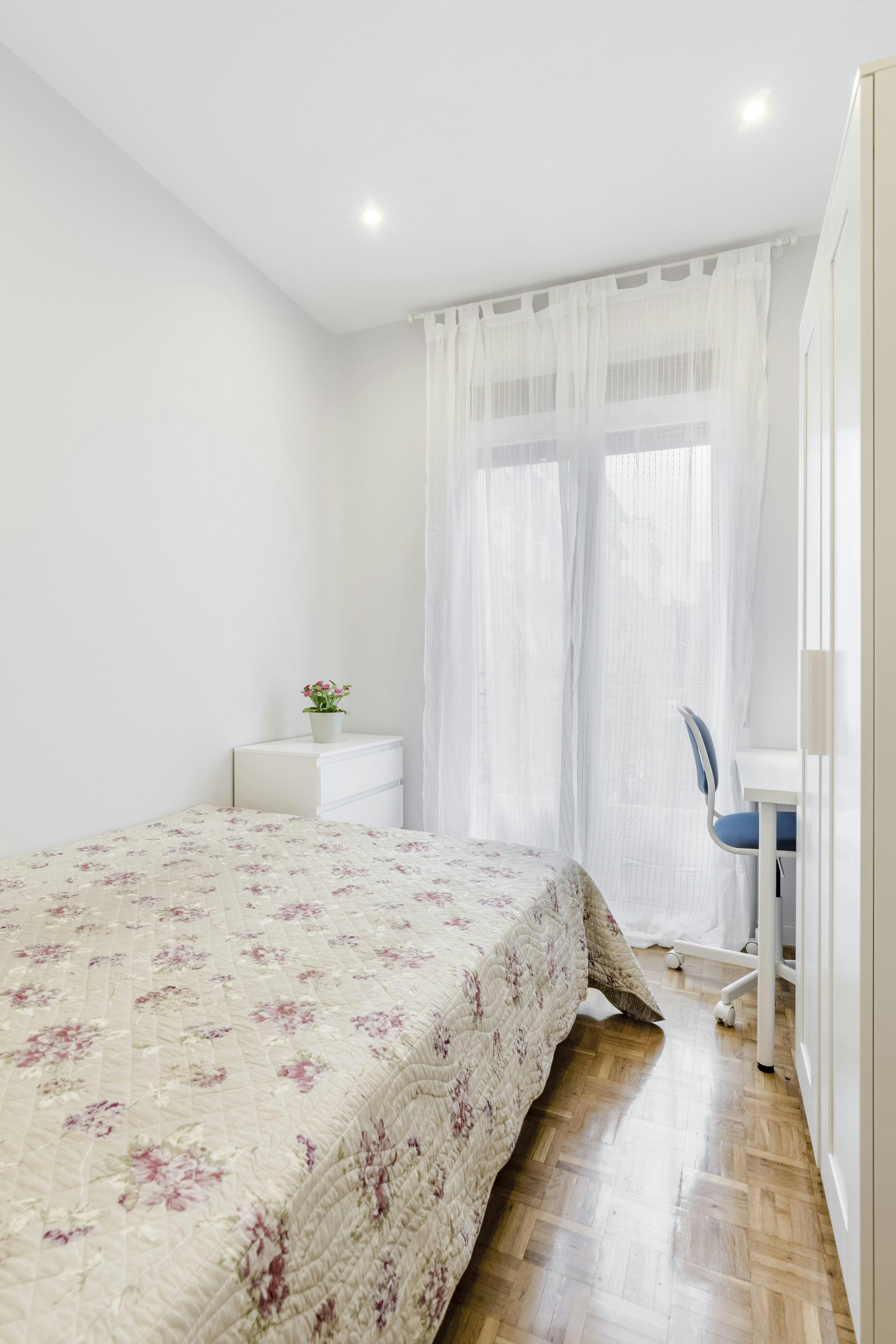 Private room for rent for €680 per month in Madrid, Calle de Andrés Mellado