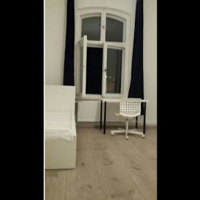 WG-Zimmer zu mieten für 700 € pro Monat in Potsdam, Karl-Marx-Straße