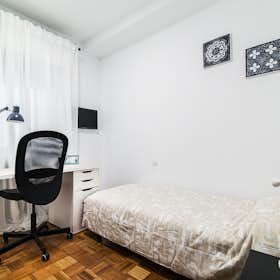 Private room for rent for €495 per month in Madrid, Calle de Juan Bravo