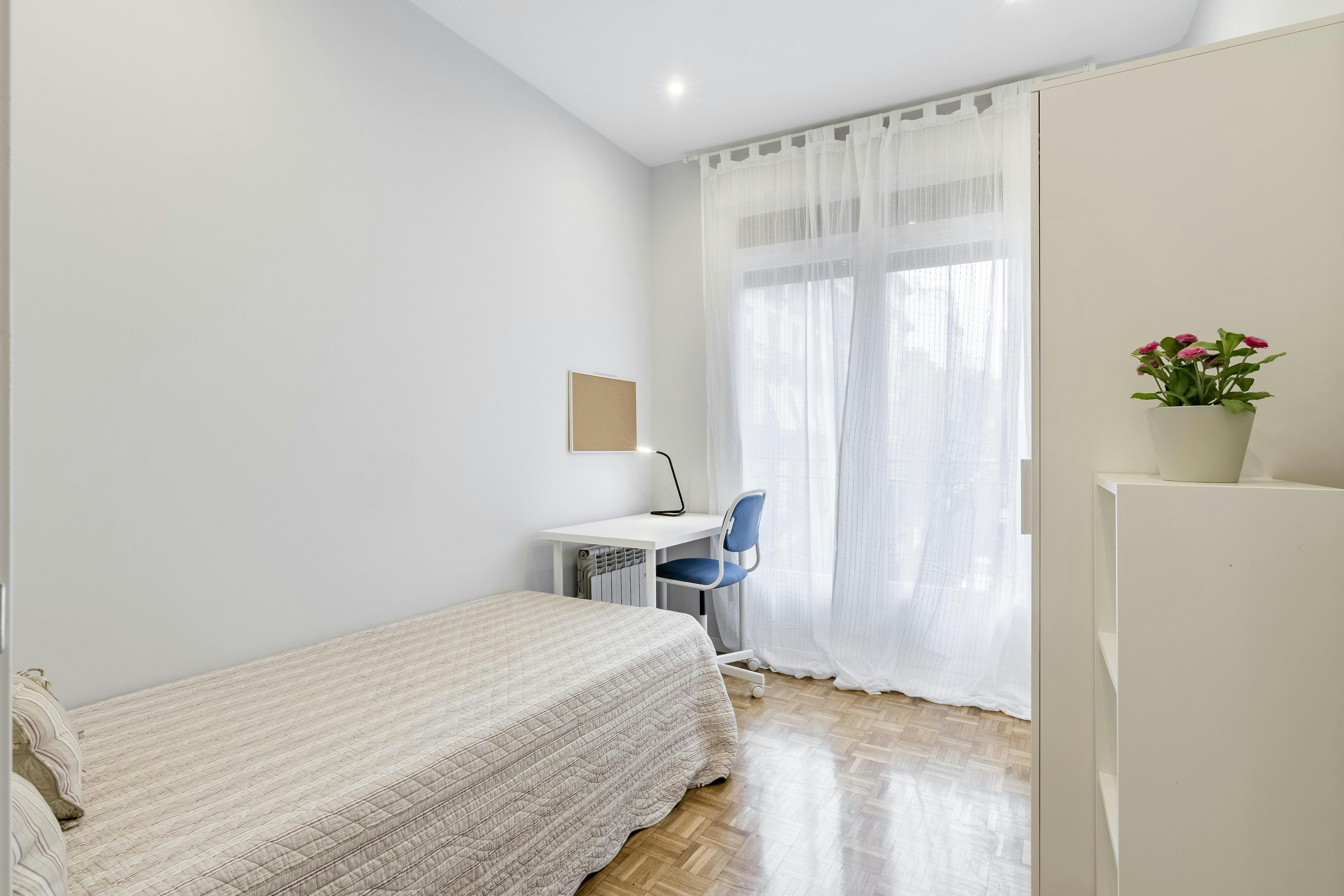 Private room for rent for €700 per month in Madrid, Calle de Andrés Mellado