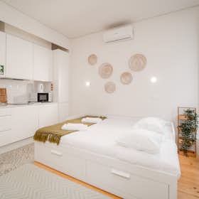 Studio for rent for €1,150 per month in Porto, Rua do Bonjardim
